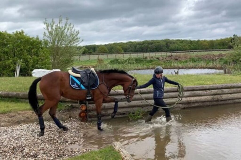 When it comes to water, a good advice is to put on a pair of rubber boots so you can lead your inexperienced horse safely through. Photo: Cecilie Eriksen.