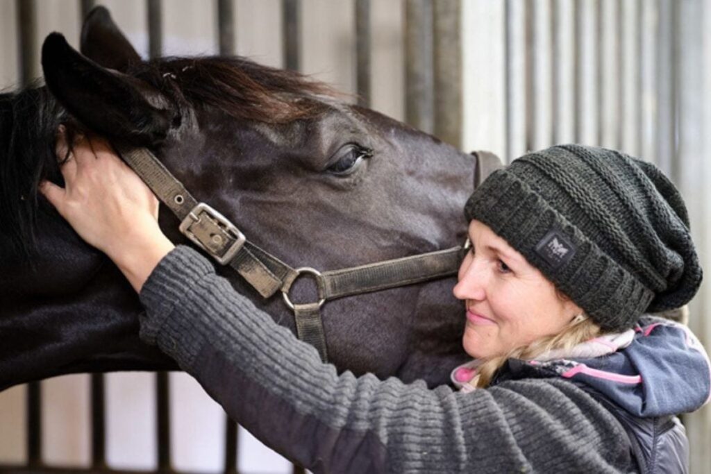 Bettina Købke is a veterinarian, osteopath, chiropractor and rider. She treats both horses and dogs on a daily basis. Photo: Jean-Luc Morbelli.
