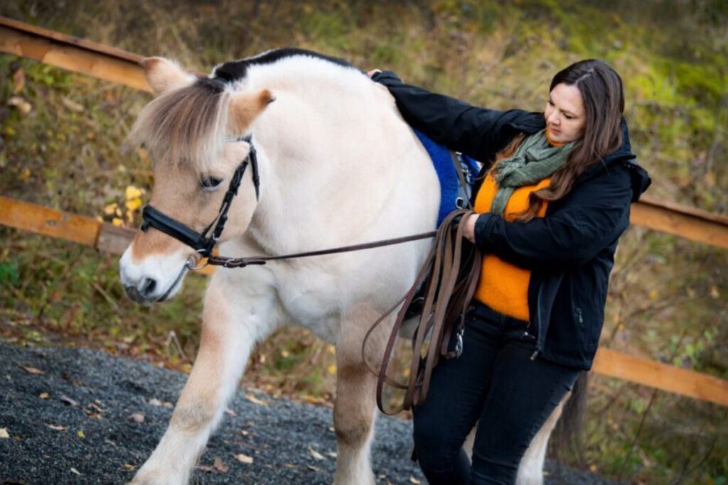  One of Line’s key focus areas is for the therapist to be able to look and evaluate the whole horse. Photo: Mona Nordoy.