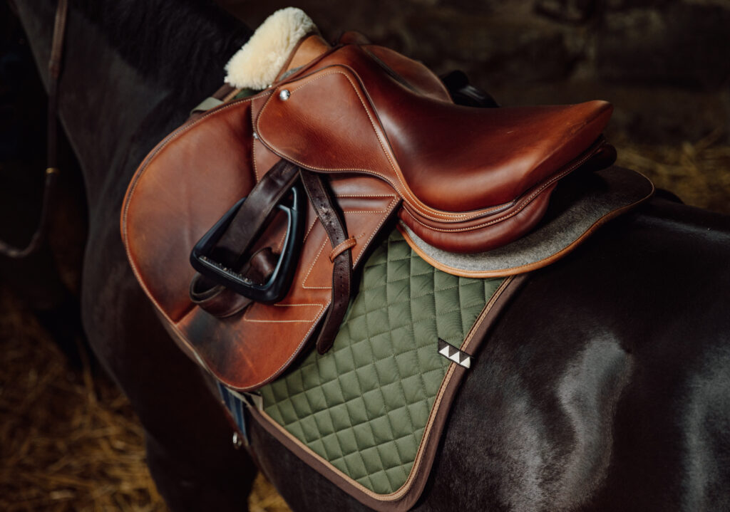 Jumping Saddle Pad. Get the Gallop's new saddle pads are designed and developed in collaboration with Grevlunda Showjumping stable. Made from organic and recycled materials. Choose between four colour combinations. The saddle is green white brown sewings.